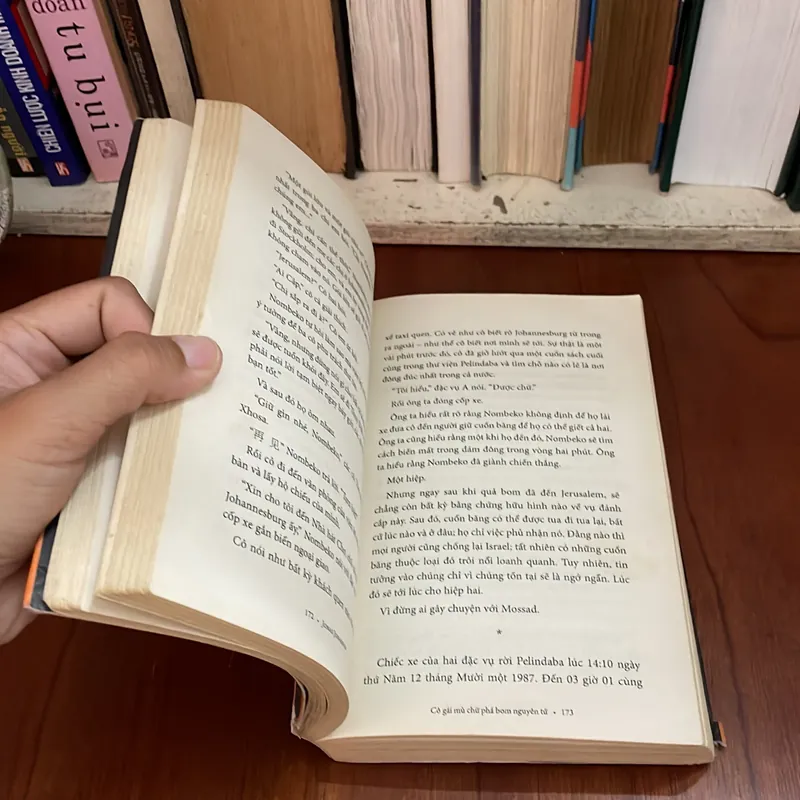 II Tiểu Thuyết: Cô Gái Mù Chữ Phá Bom Nguyên Tử - JONAS JONASSON - 2018 576365