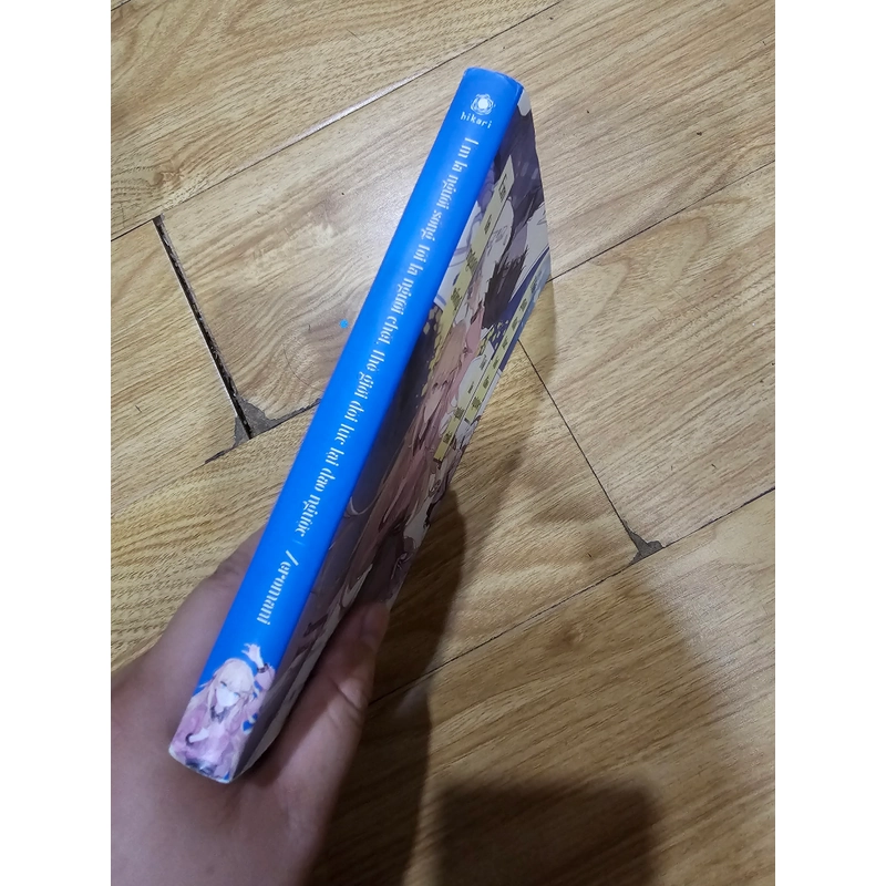 Em là người sống, tôi là người chết. Thế giới đôi lúc lại đảo ngược. 
57k (bìa 115k) 459905