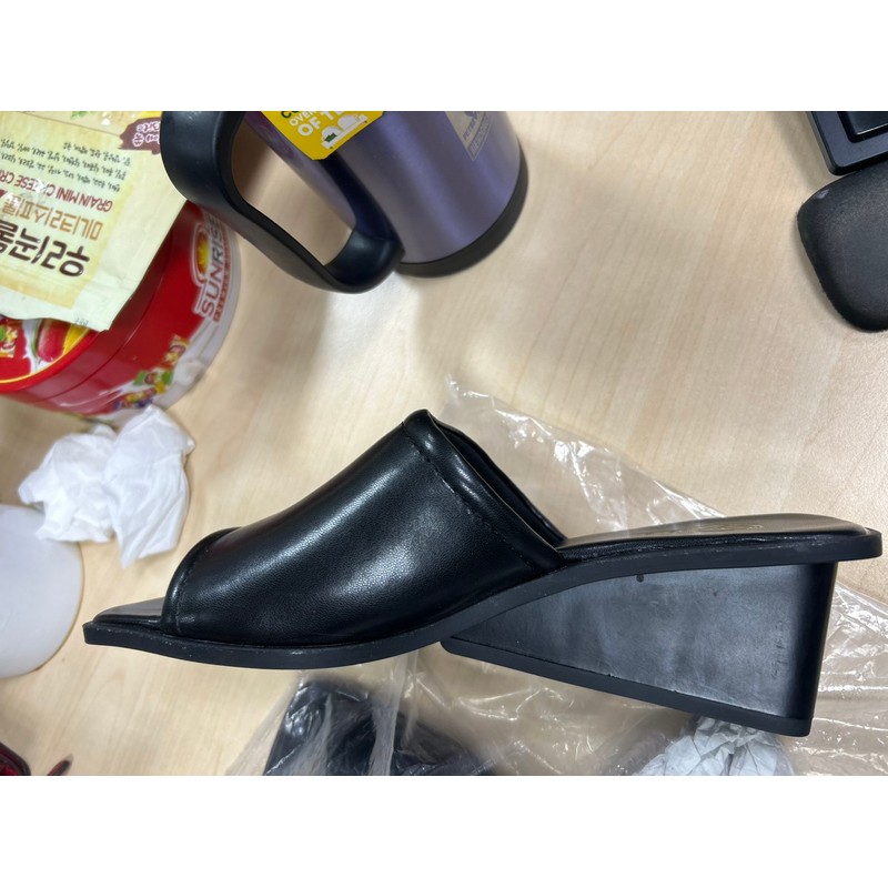 Giày đế xuồng mule size 37 màu đen mới nguyên do đi chật nên bán thanh lý 142421