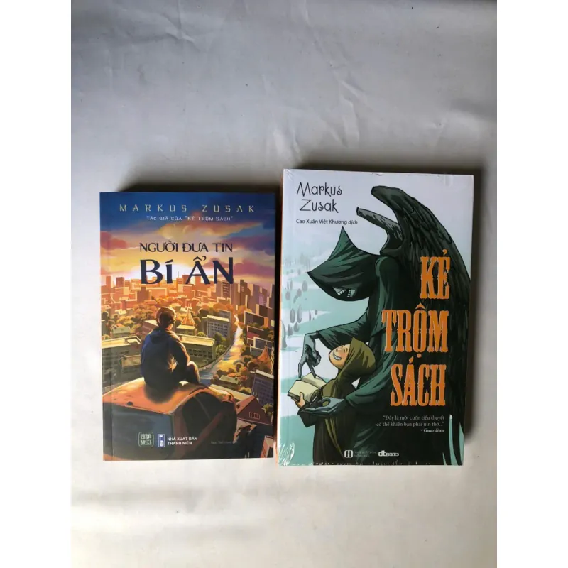 Sách của tác giả Markus Zusak: Người đưa tin bí ẩn & Kẻ trộm sách 926969