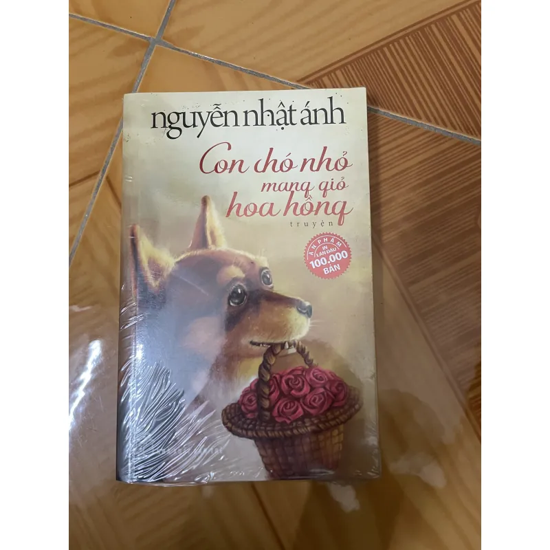 Con chó nhỏ mang giỏ hoa hồng  960780