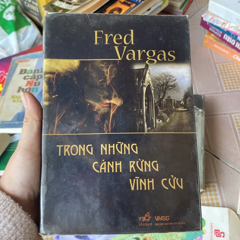 Trong Những Cánh Rừng Vĩnh Cửu" của tác giả Fred Vargas.  790823
