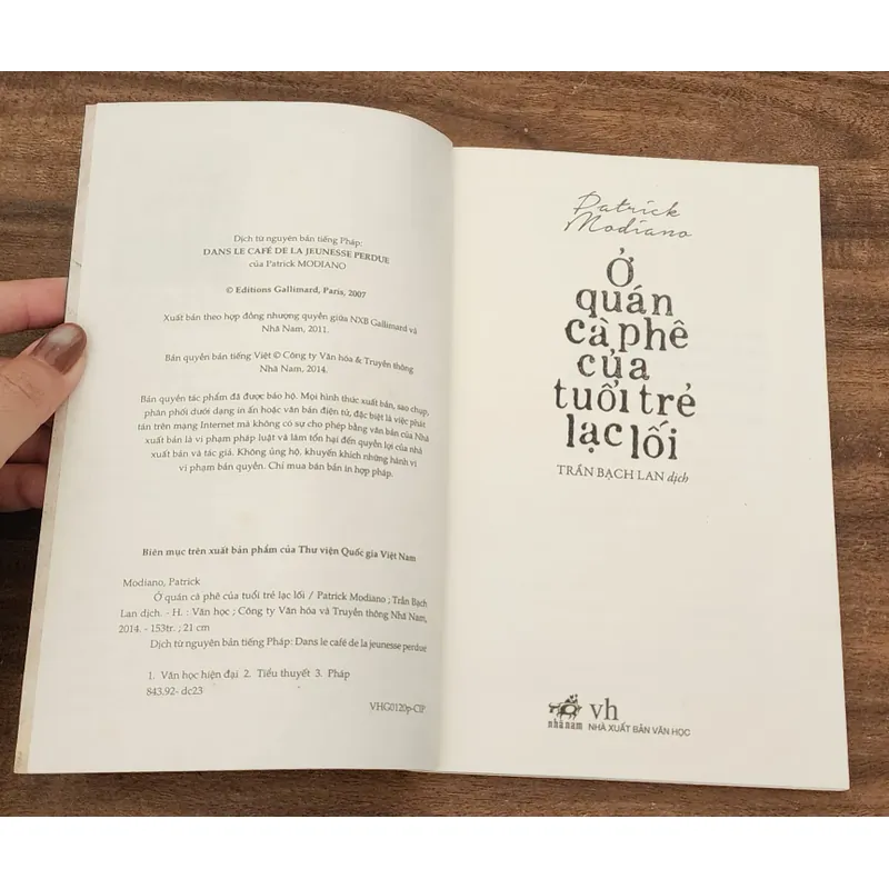 Ở QUÁN CÀ PHÊ CỦA TUỔI TRẺ LẠC LỐI - Patrick Modiano 720261