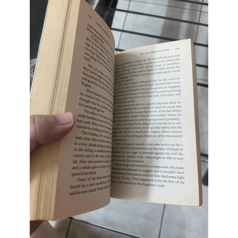 The 100 Year Old Man Who Climbed Out The Window And Disappeared - Jonas Jonasson 1032561