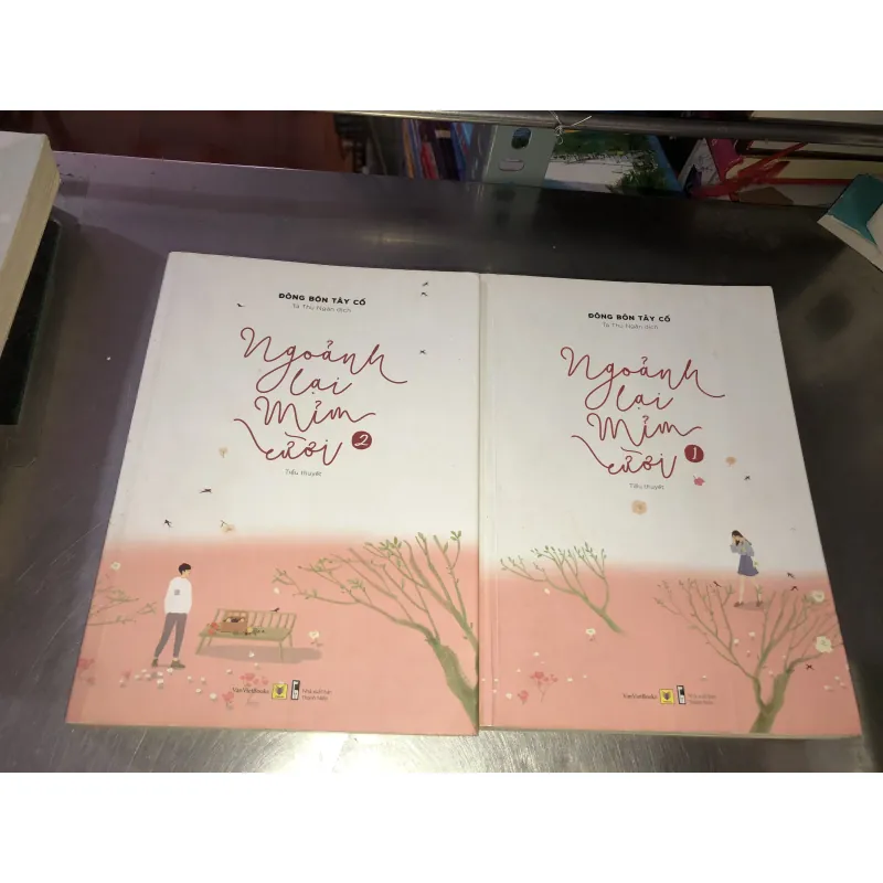 Ngoảnh lại mỉm cười - Đông bôn tây cố 1002498