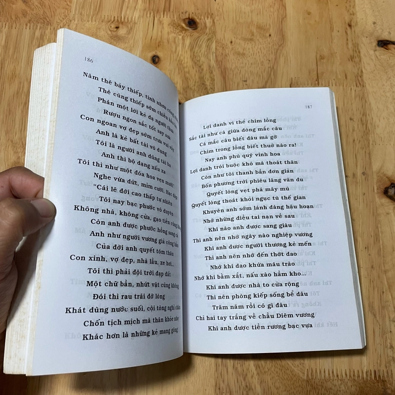 II Tựa sách: Tứ Kệ Tĩnh Tâm - Hệ Phái Khất Sĩ - 2004 445351