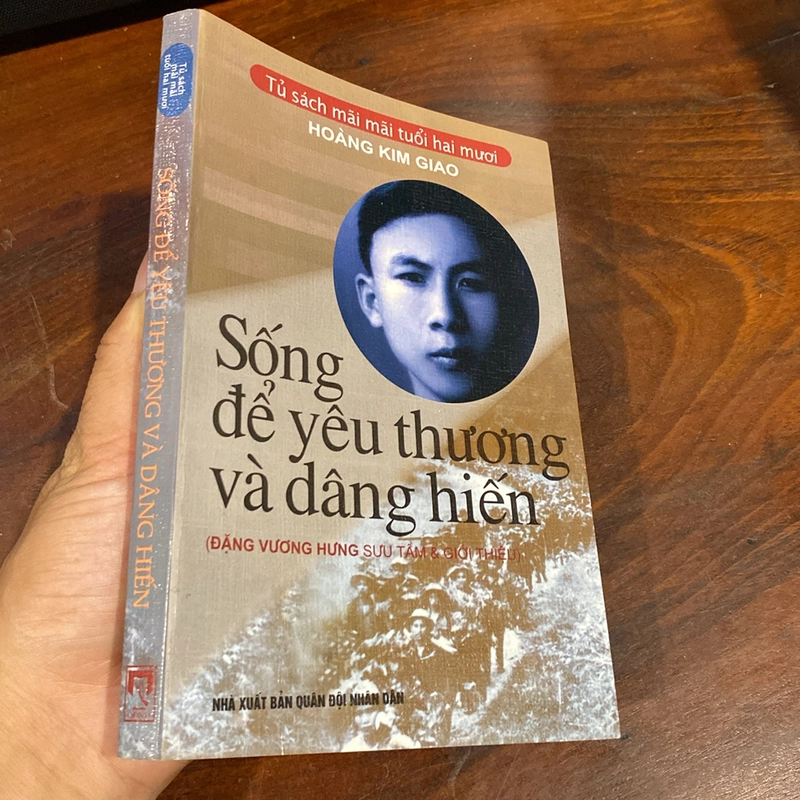 SỐNG ĐỂ YÊU THƯƠNG VÀ DÂNG HIẾN (XB 2005) 478585