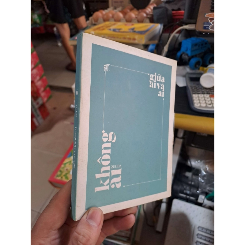 Giữa Ai Và Không Ai - Zelda - mới 90% tranh, postcard - VĂN HỌC - HMT3012 922209