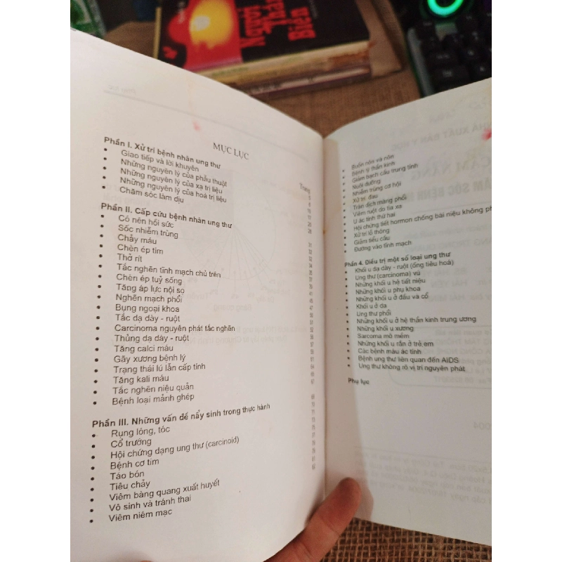 CẨM NANG ĐIỀU TRỊ VÀ CHĂM SÓC BỆNH NHÂN UNG THƯ 2004 mới 80% ố(Sách Y học - Sức khỏe - Thể thao) HLSC2404 1028513