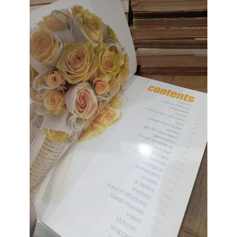 FLORISTS' REVIEW 101 wedding bouquets with how-to instructions 790173