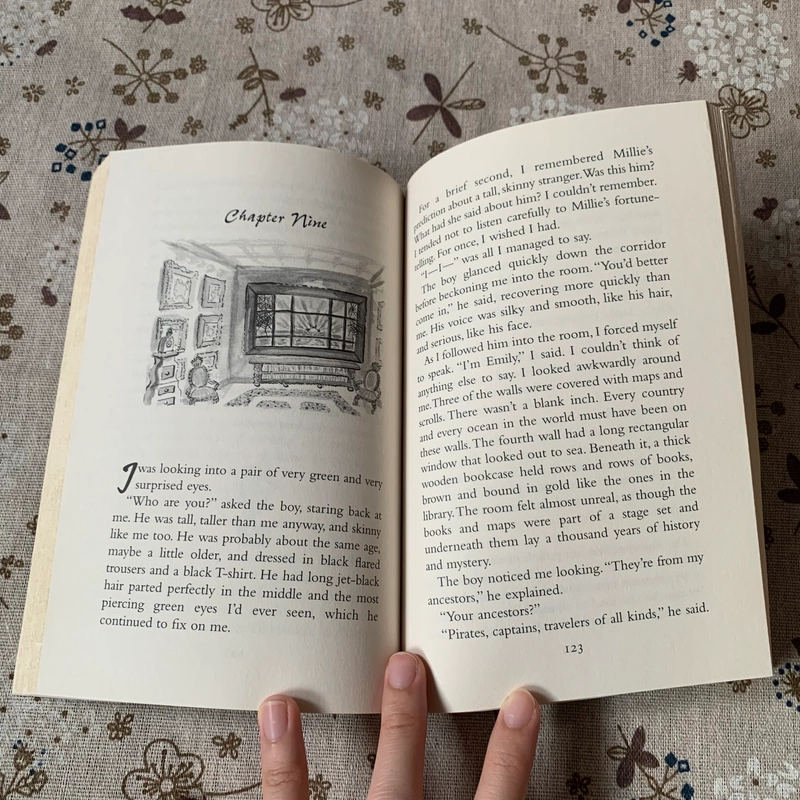 Sách ngoại văn Emily Windsnap and the Castle in the Mist, Used, Fiction For Kids 444128
