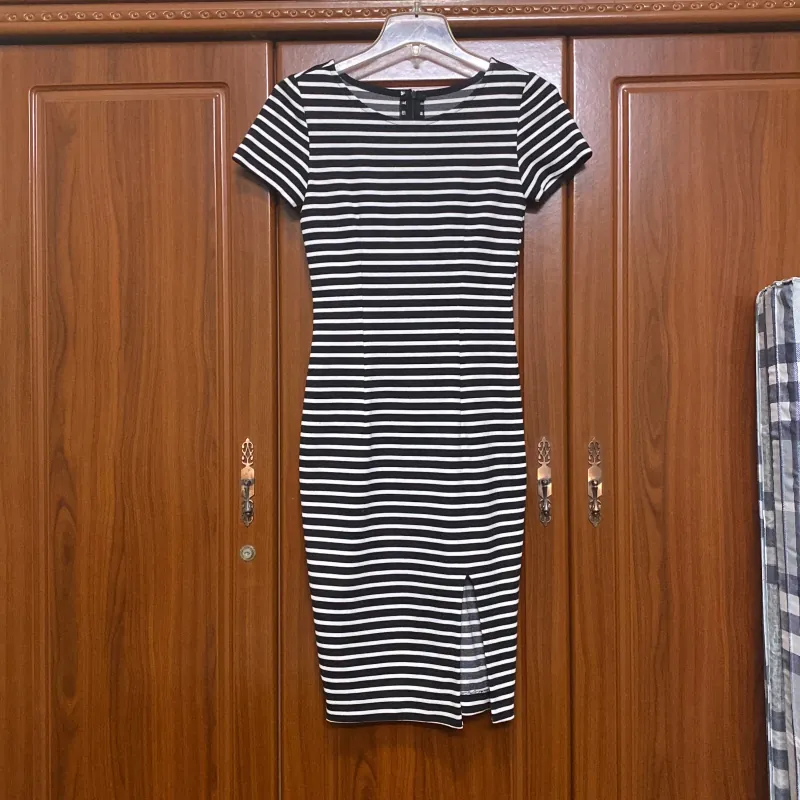 Đầm body kẻ công sở , xẻ đùi 989995