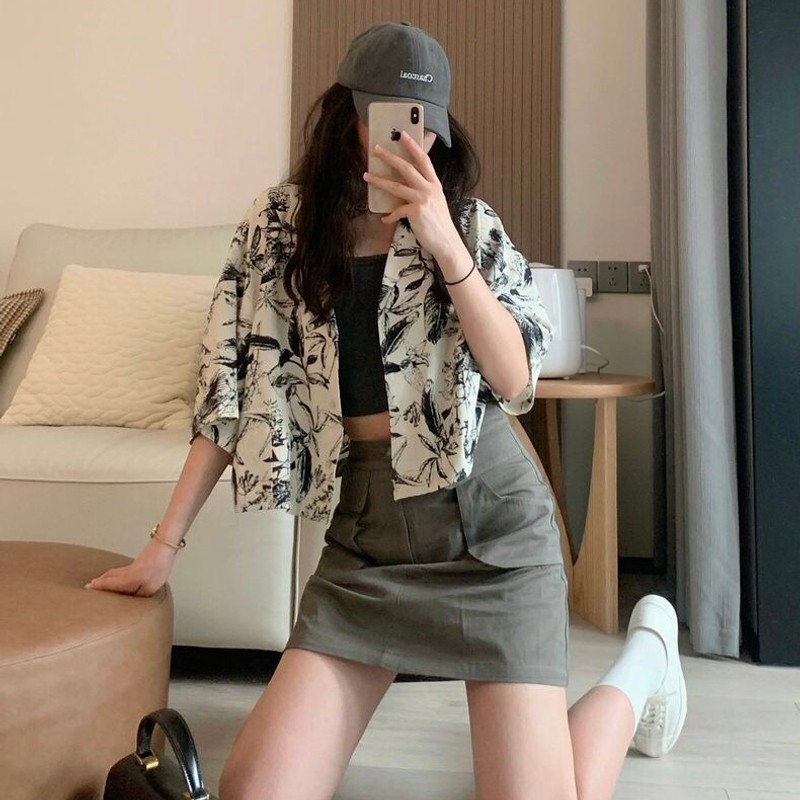 Áo sơ mi croptop cổ vest hoạ tiết trắng đen form rộng 73811