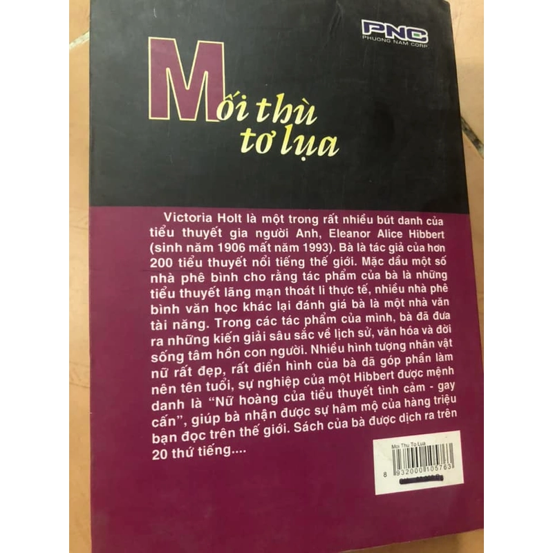 Sách Mối thù tơ lụa - Victoria Holt nguyên tác, Hồng Vân dịch Việt ngữ 306972