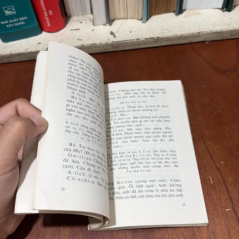 II Kịch Bản: Vai Người Khác Đóng - XécGây MiKhanCốp - 1984 751271