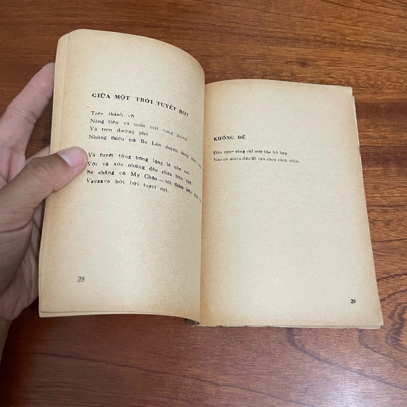 II Sách xưa: Thơ _ Giữa Hai Mùa Thu - Hoàng Trọng Dũng - 1987 493000