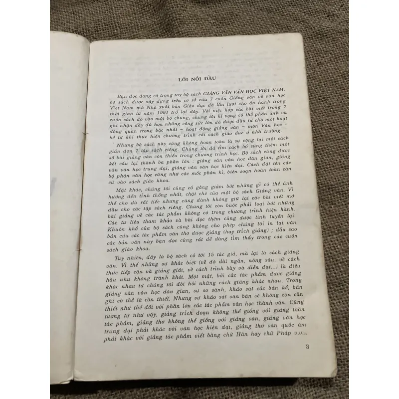 Giảng văn văn học Việt Nam - khổ lớn - sách chuyên văn  977138