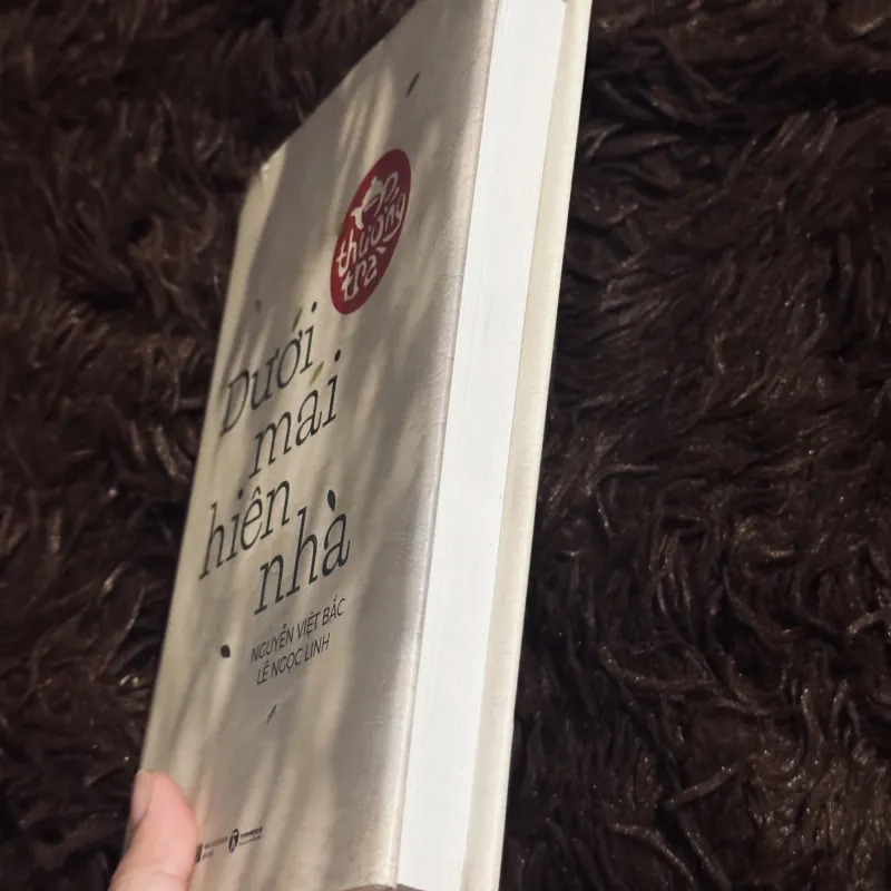 Dưới mái hiên nhà (bìa cứng) 1031523