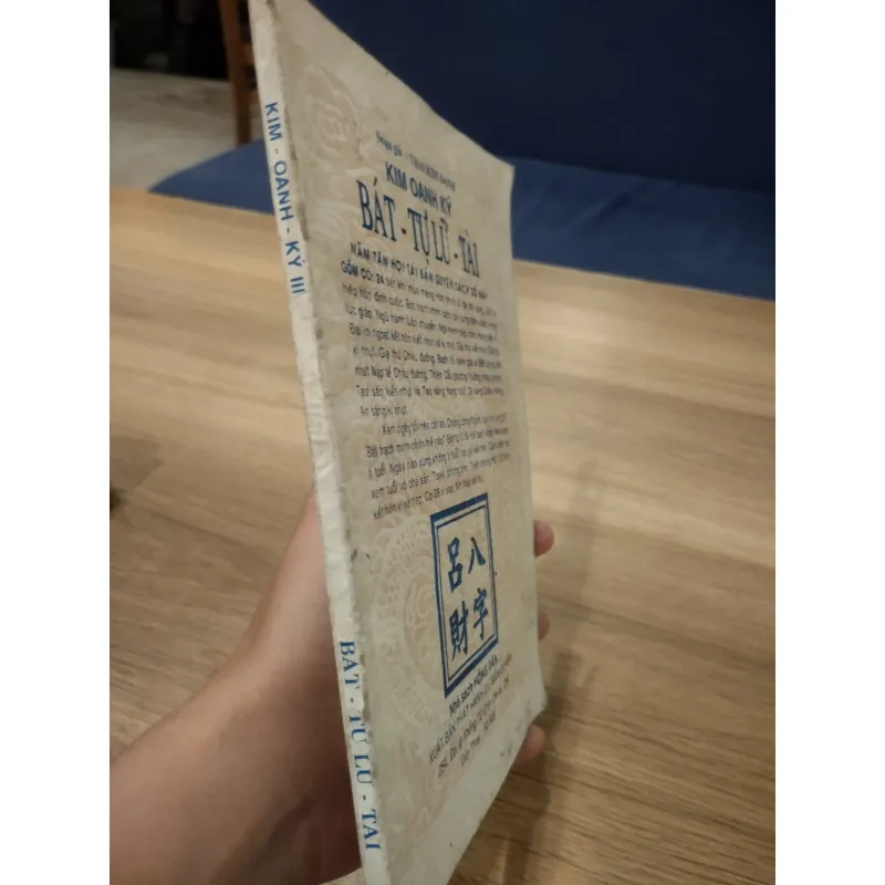 Cuốn sách trong ảnh là Bát Tự Lữ Tài thuộc bộ sách huyền học nổi tiếng Kim Oanh Ký  1041825