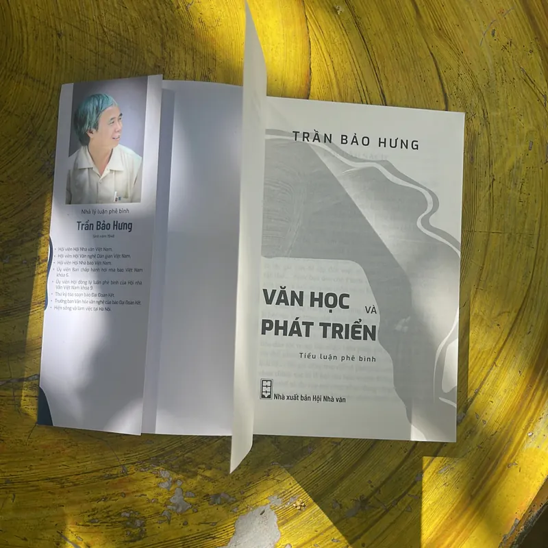 VĂN HỌC VÀ PHÁT TRIỂN- TRẦN BẢO HƯNG 695079