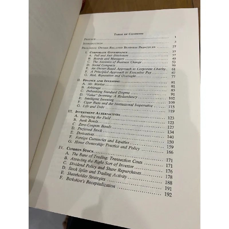 The Essays of Warren Buffett : Lessons for Corporate America - Lawrence A. Cunningham 553268