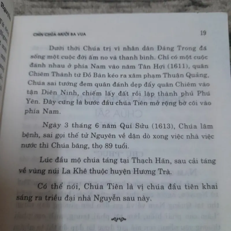 NHÀ NGUYỄN Chín Chúa Mười ba Vua- Tg Phi Long . Bản in 2003 Nxb Đà Nẵng 781265