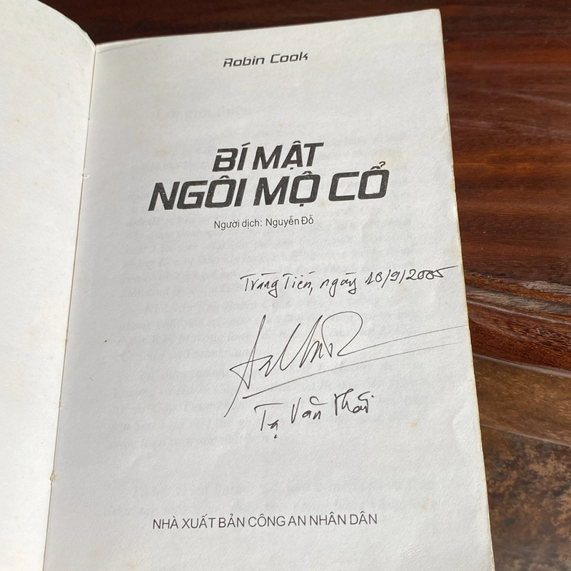 BÍ MẬT NGÔI MỘ CỔ, ROBIN COOK (XB 2004) 502292