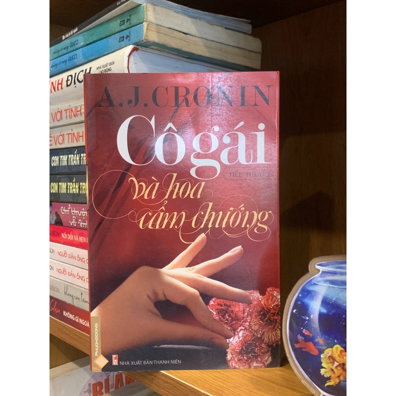 Cô gái và hoa cẩm chướng 494051