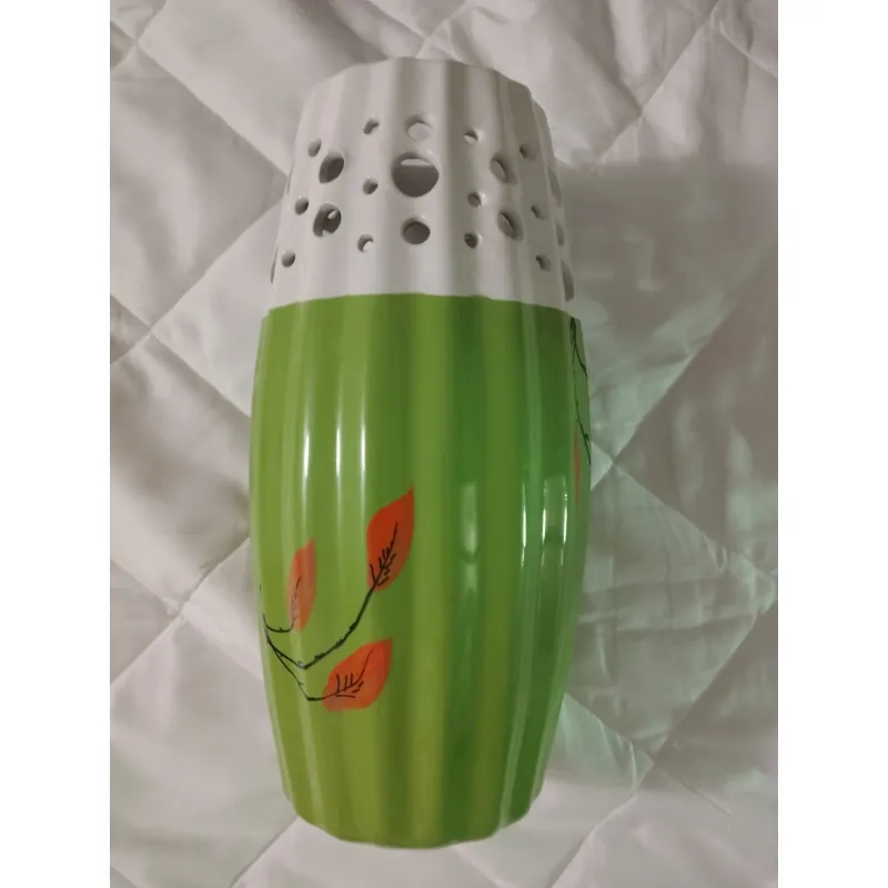 Bình hoa trang trí màu xanh trắng. 789719