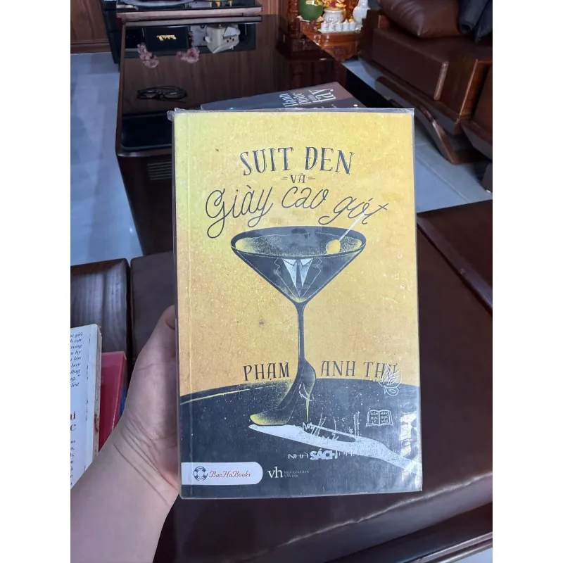 Suit đen và giày cao gót – Phạm Anh Thư (sách tản văn hiện đại)- K2 999796