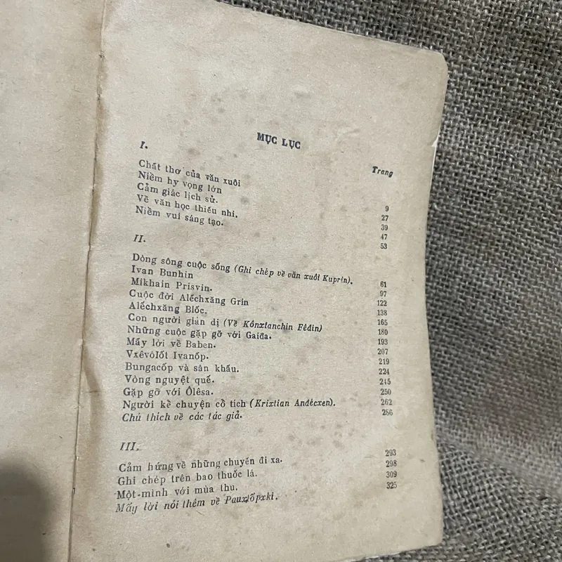 Bình minh mưa, Bông Hồng vàng , một mình với mùa thu (tiểu luận, chân dung) - Paustovsky 719411
