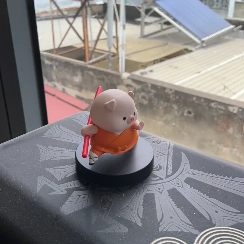 Kung Fu Pig figurine 1033355