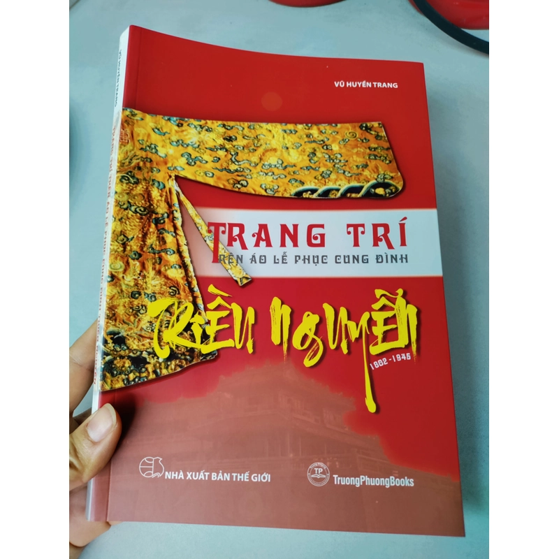 Trang trí trên áo lễ phục cung đình 462991