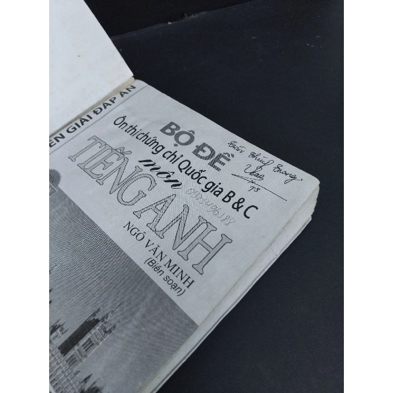 Diễn giải đáp án bộ đề ôn thi chững chỉ quốc gia B & C môn tiếng Anh mới 70% ố ẩm bẩn có viết trang đầu gấp góc 2009 HCM2811 Ngô Văn Minh GIÁO TRÌNH, CHUYÊN MÔN 918059