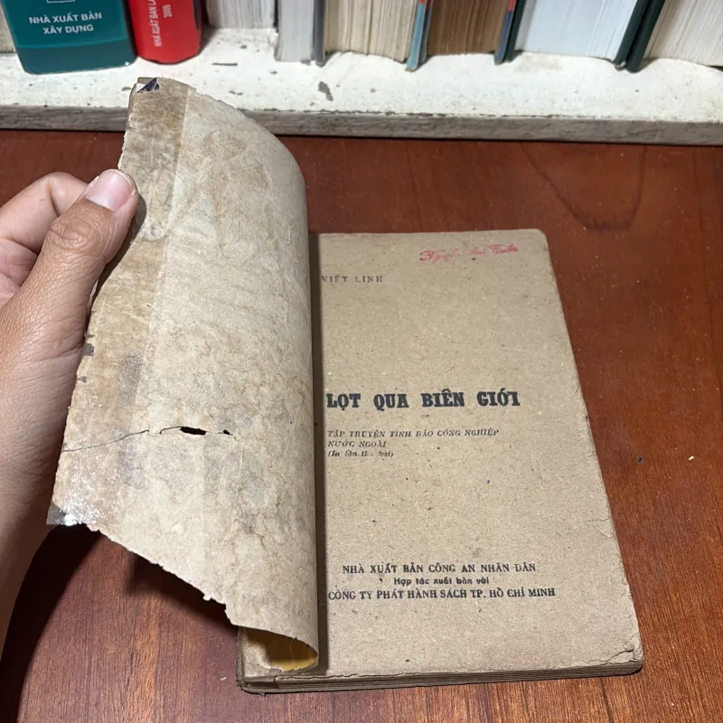 II Sách Xưa: Lọt Qua Biên Giới - Viết Linh - 1984 751409
