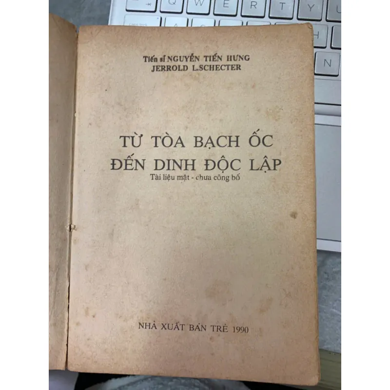 TỪ TÒA BẠCH ỐC ĐẾN DINH ĐỘC LẬP - TS NGUYỄN TIẾN HƯNG & JERROLD L. SCHECTER 572342