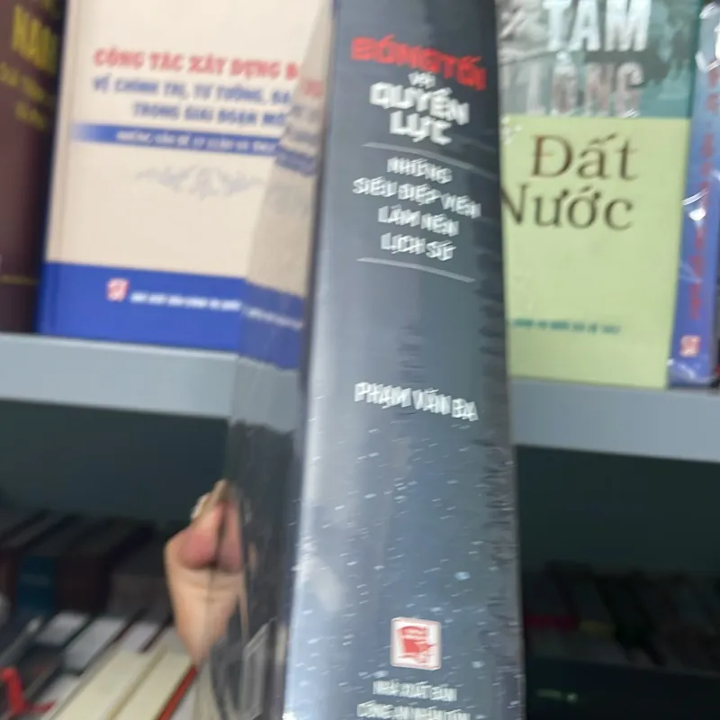 Bóng Tối và Quyền Lực  1032875