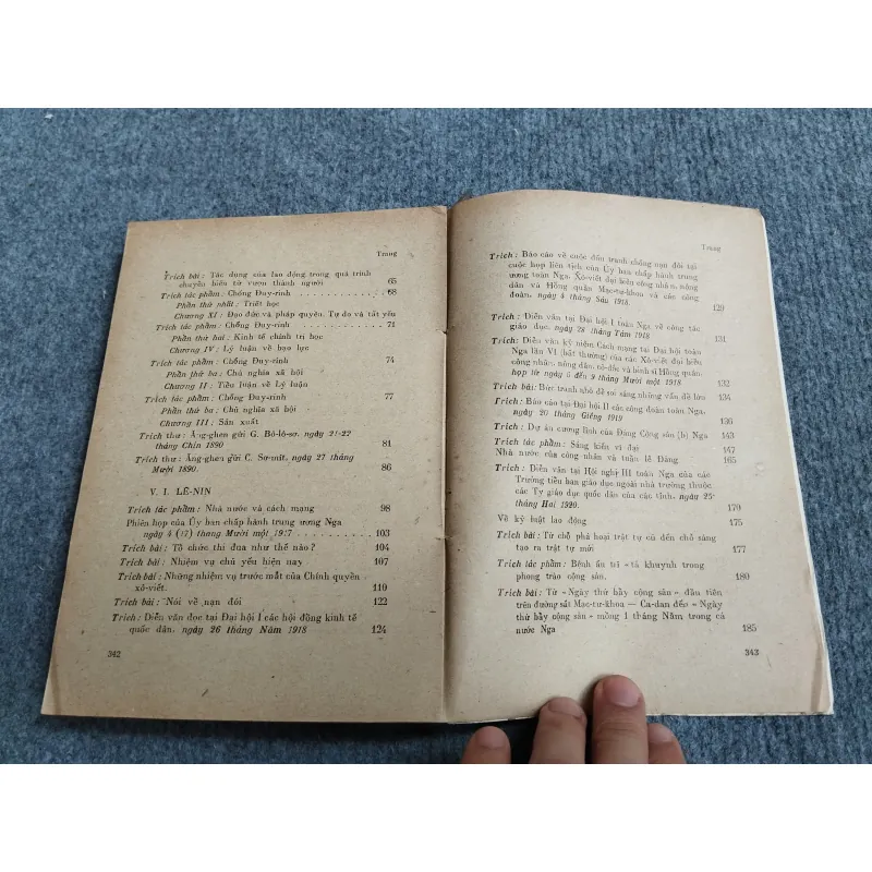 VỀ XÂY DỰNG CON NGƯỜI MỚI XÃ HỘI CHỦ NGHĨA 688744