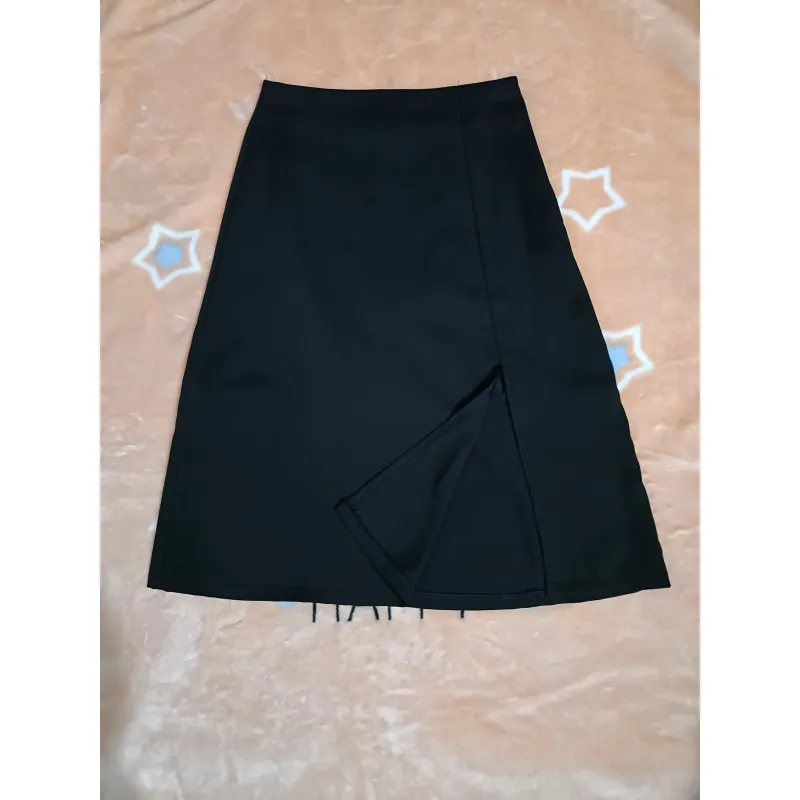 Chân váy đen xẻ tà một bên, cạp phẳng, khoá kéo sau 1008545