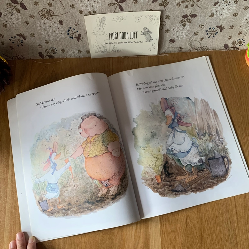 Sách tranh tiếng anh Simon Says, Used, Picture Book For Kids 446672
