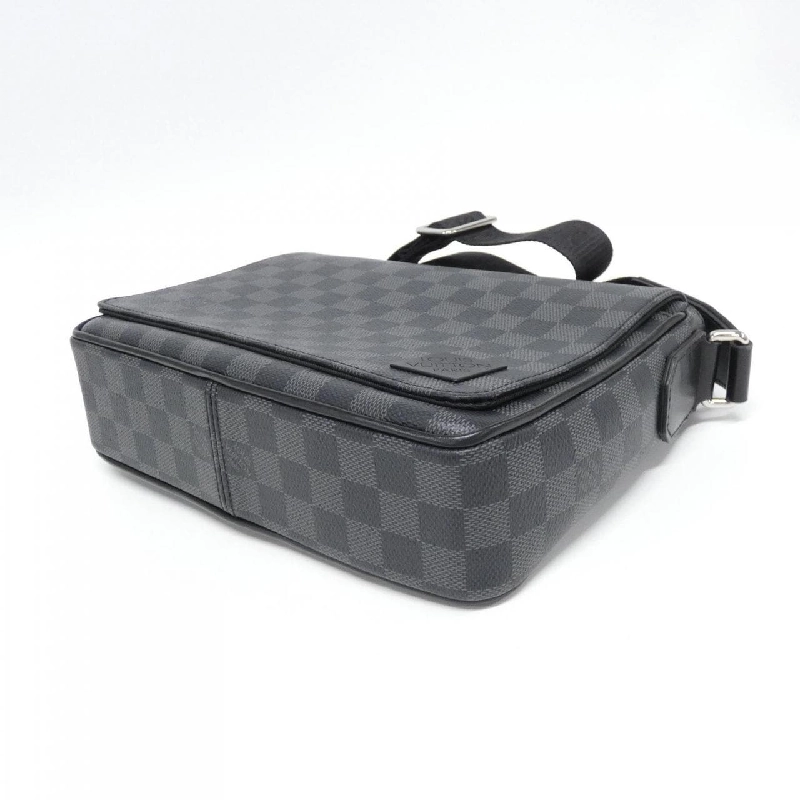 Túi đeo vai Louis Vuitton Damier Graphite District PM N42710 611736