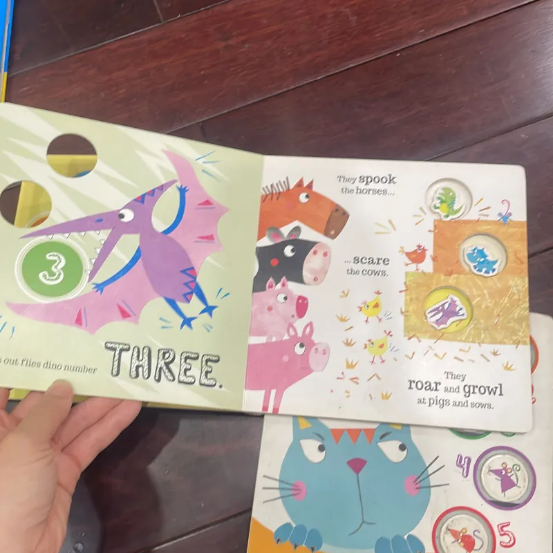 NGOẠI VĂN : sách tiếng anh counting :Five Funny Eggs hoặc Five Clever Mice : chọn 1 quyển  1027981