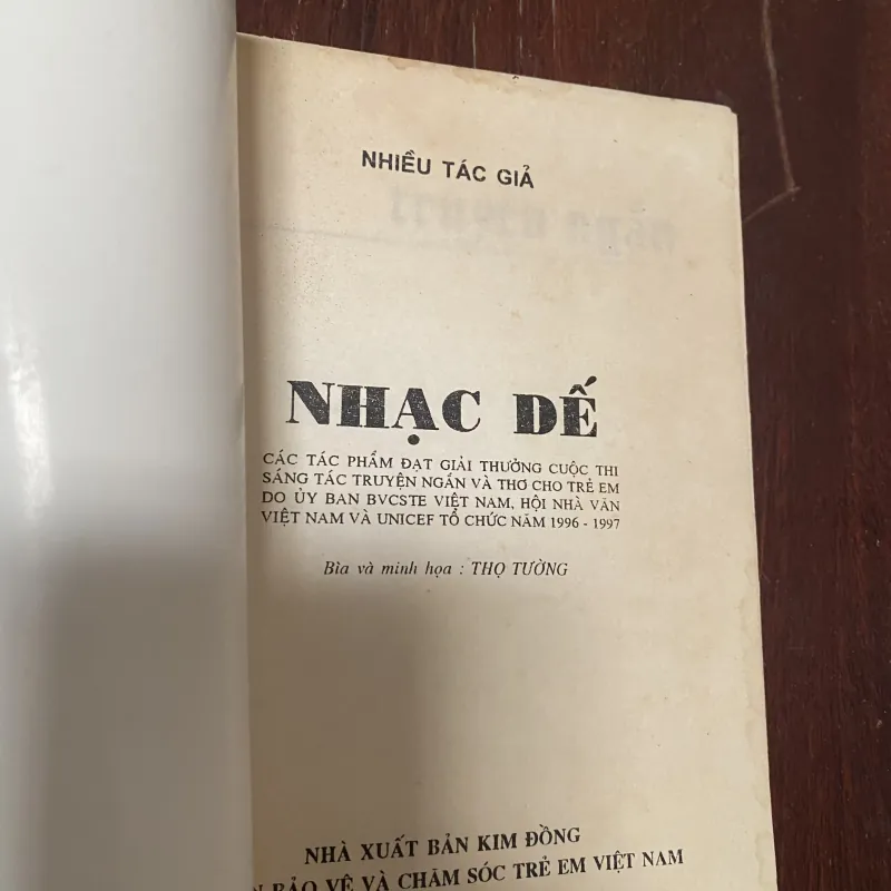 Nhạc Dế do Nhà xuất bản Kim Đồng phát hành vào năm 1997. 1047139