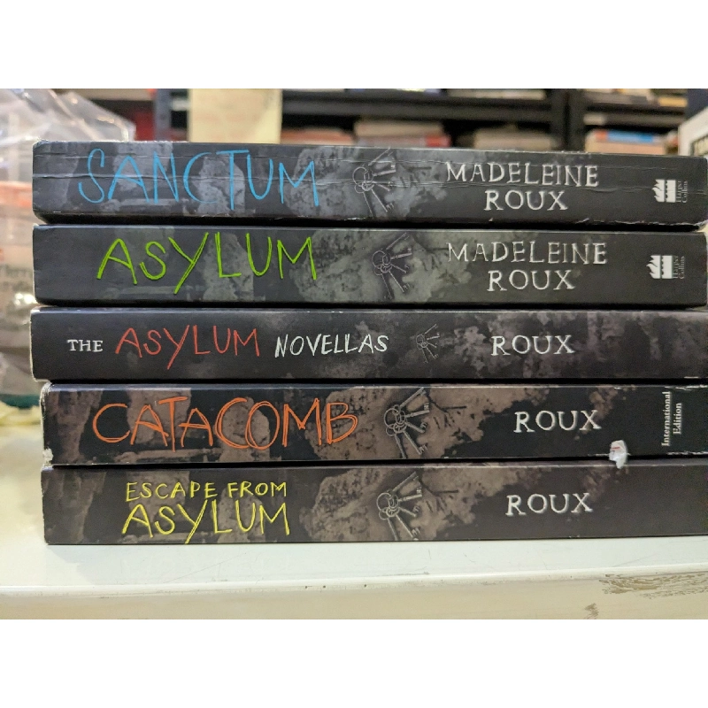 Madeleine Roux 's series 974404