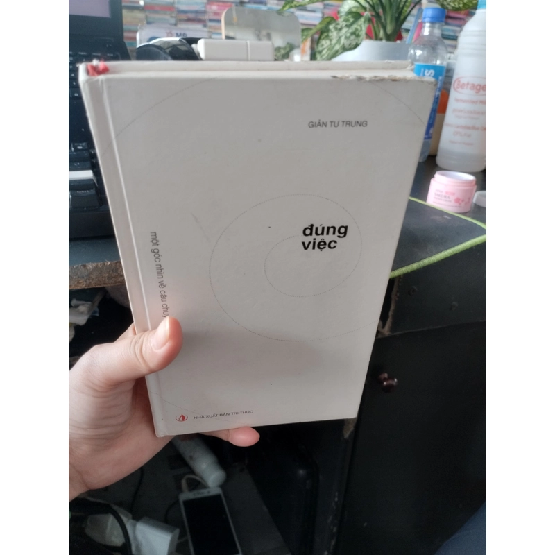  "Đúng việc: một góc nhìn về câu chuyện khai minh" của tác giả Giản Tư Trung( bìa cứng). 546297