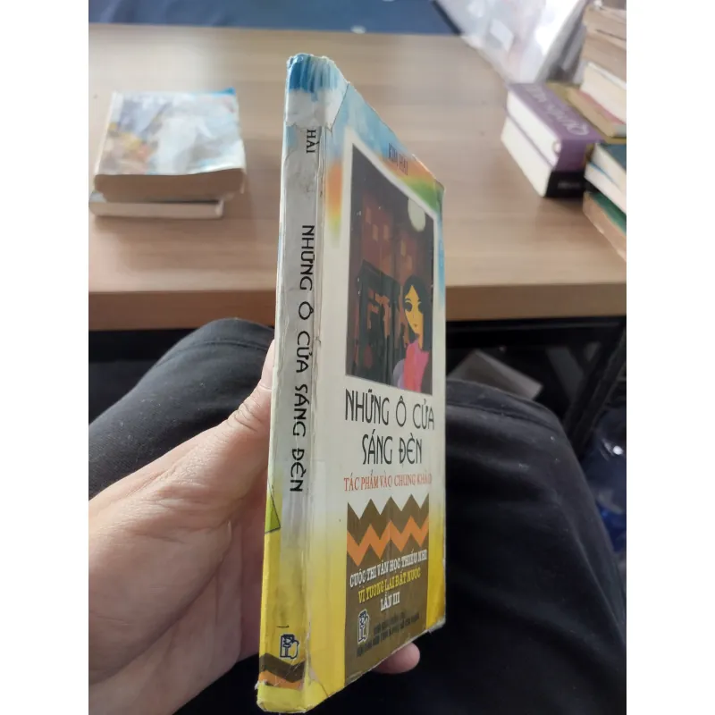 Những Ô Cửa Sáng Đèn" của tác giả Kim Hài. 
 1032475