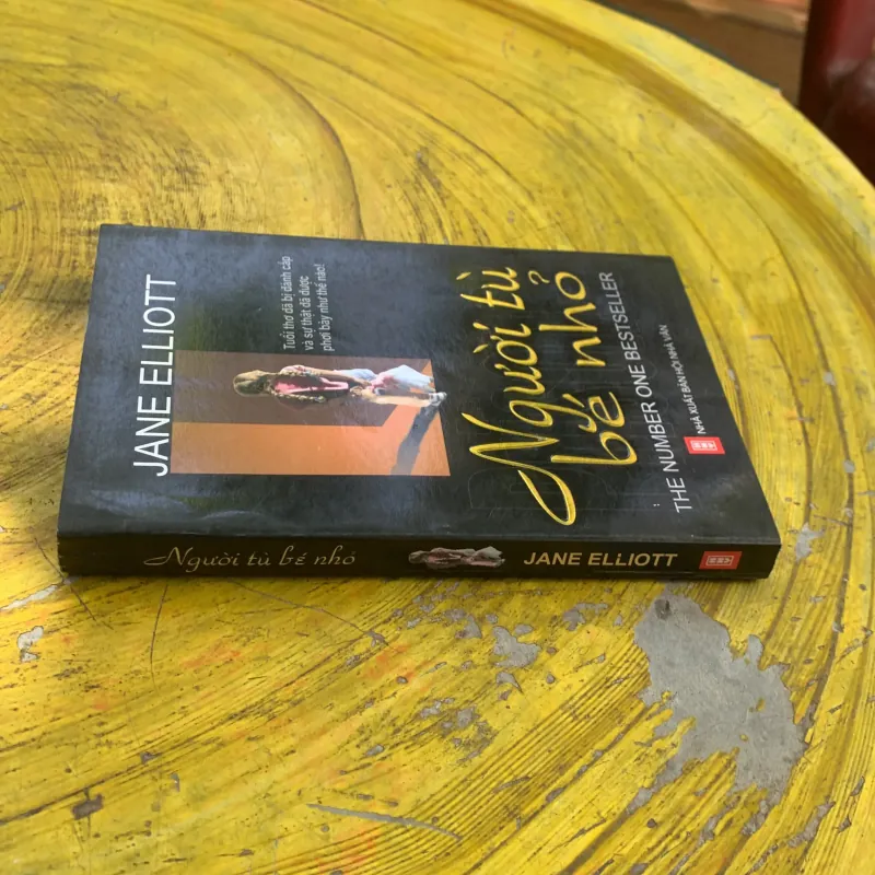  NGƯỜI TÙ BÉ NHỎ - jane elliott 746825