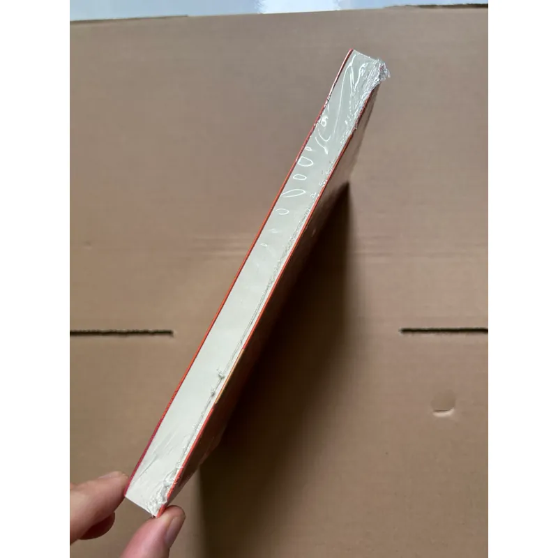 Chú bé đeo ba lô màu đỏ 708786