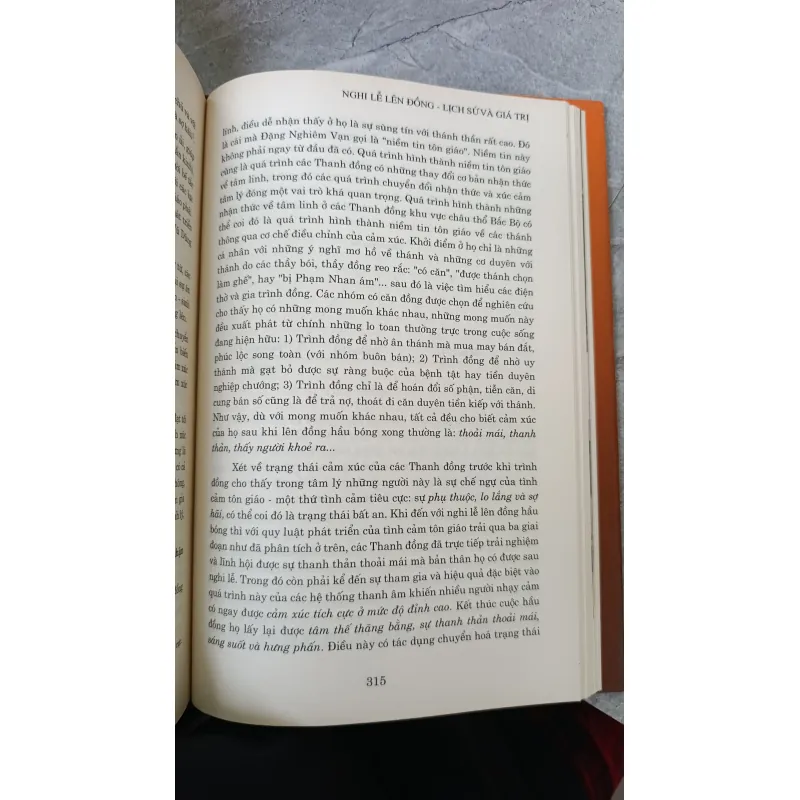 NGHI LỄ LÊN ĐỒNG LỊCH SỬ VÀ GIÁ TRỊ - NGUYỄN NGỌC MAI 789855