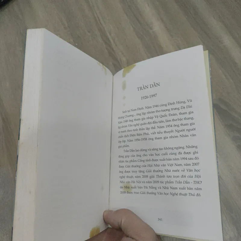 Những Ngã Tư Và Những Cột Đèn - Trần Dần 732159